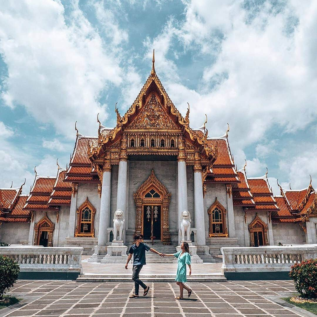 タイ国政府観光庁さんのインスタグラム写真 - (タイ国政府観光庁Instagram)「⠀ ／⠀ 皆さま☀️⠀ サワッディー・カー🙏⠀ ＼⠀ ⠀ 今日の #thailovers は... @takuma_reina さん😘⠀ ⠀ ✨バンコクのシー・アユタヤ通りにあるワット・ベンチャマボピット (大理石寺院)での一枚✨⠀ ⠀ 実はこちら世界でも最も素晴らしい寺院のひとつと評されている寺院‼️⠀ 今年、米国の雑誌「ナショナルジオグラフィック」が発表した「最も美しいアジアの寺院20選」にも選ばれました👏✨⠀ ⠀ 絵になるお二人とクラシックな外観がとても素敵ですね👫💗⠀ ⠀ 📷 @takuma_reina⠀ 📍 ワット・ベンチャマボピット⠀ ⠀ ・・・・・・・⠀ ［タイ好き（THAI LOVERS）な皆さんの写真を大募集🇹🇭💕］⠀ ⠀ ハッシュタグ #thailovers をつけて、タイで撮影した写真を投稿すると、こちらでご紹介させて頂くことがあります🐥⠀ ⠀ 皆様からの投稿をお待ちしています‼️⠀ ⠀ #repost #タイ #バンコク #タイ寺院 #ワットベンチャマボピット #お寺巡り #こんなタイ知らなかった #もっと知りタイ #はじめてのタイ #タイ旅行 #バンコク旅行 #旅好きな人と繋がりたい #旅行好きな人と繋がりたい #海外旅行 #カップルフォト #カップル旅行 #夫婦旅 #thailand #bangkok  #watbenchamabophit #temple #amazingthailand #thailandtravel #thailandtrip #thaistagram #lovethailand #tabijyomap_thailand」10月26日 18時28分 - amazingthailandjp