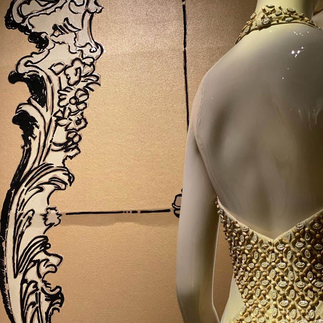 林信行のインスタグラム：「#MademoisellePrive de #CHANEL #シャネル #マドモワゼルプリヴェ 展、やっと来れた！  １つ１つのクチュールの作り込みに引き込まれてしまう。おそらくワークショップやって大変さがわかると、もっと楽しいのだろうなぁ、と思いつつ、本日第一回目は、とりあえず見逃さないように軽く一周。 別館 #IMAGallery でやってる #KarlLagerfeld 撮影のフイルム #InsideChanel も、またじっくり観たい！  大阪行きの空港向かう直前に、寄るきっかけをくれた @tetsuya_kawabe  いつも、ありがとう！ 😉」