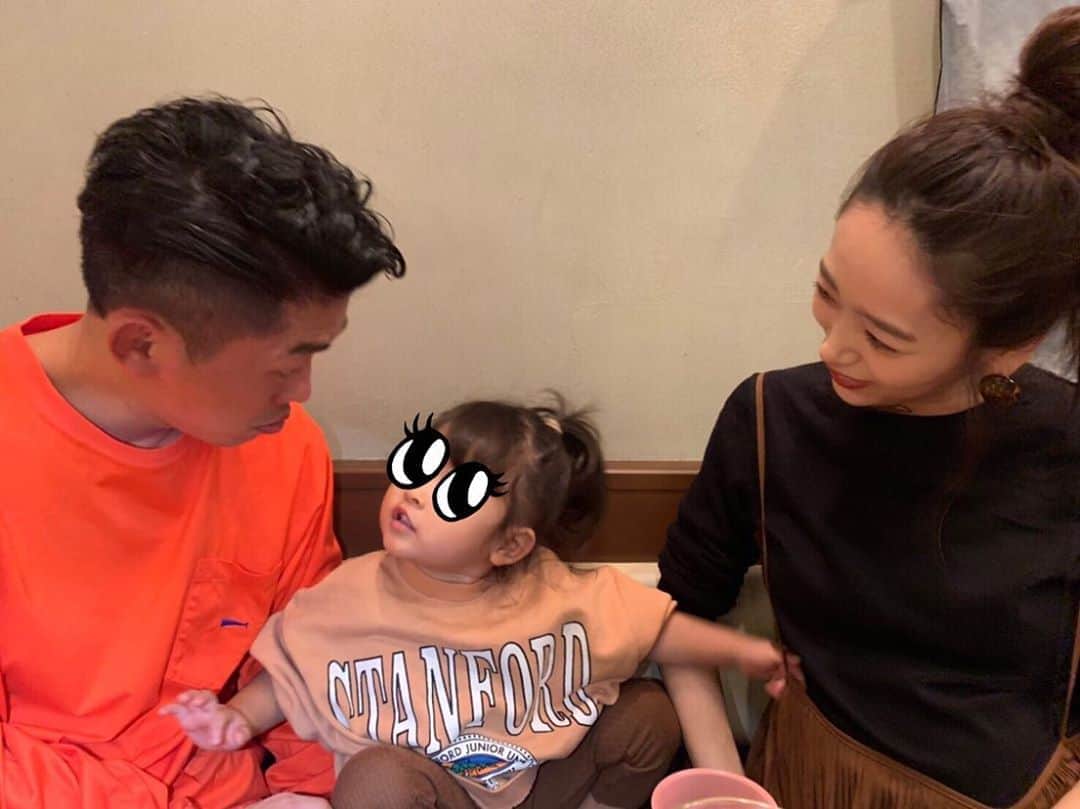 近藤千尋のインスタグラム：「昨日はバチェラー🌹を見て 寝不足の太田夫婦です。。笑📺 是非見た人と語り合いたい😗笑  今日から娘のだーいすきな ばぁばが家に来てくれて わたしも甘えまくる気満々💪🏻笑  質問に多い前髪の留め方は、 スプレーでかきあげながらくくって、 ピンで2本とめてるだけです😍 ワックス、オイルだと落ちてきちゃうので 前髪だけはスプレーで…💁‍♀️ photo by @shika_0225 ❤️」