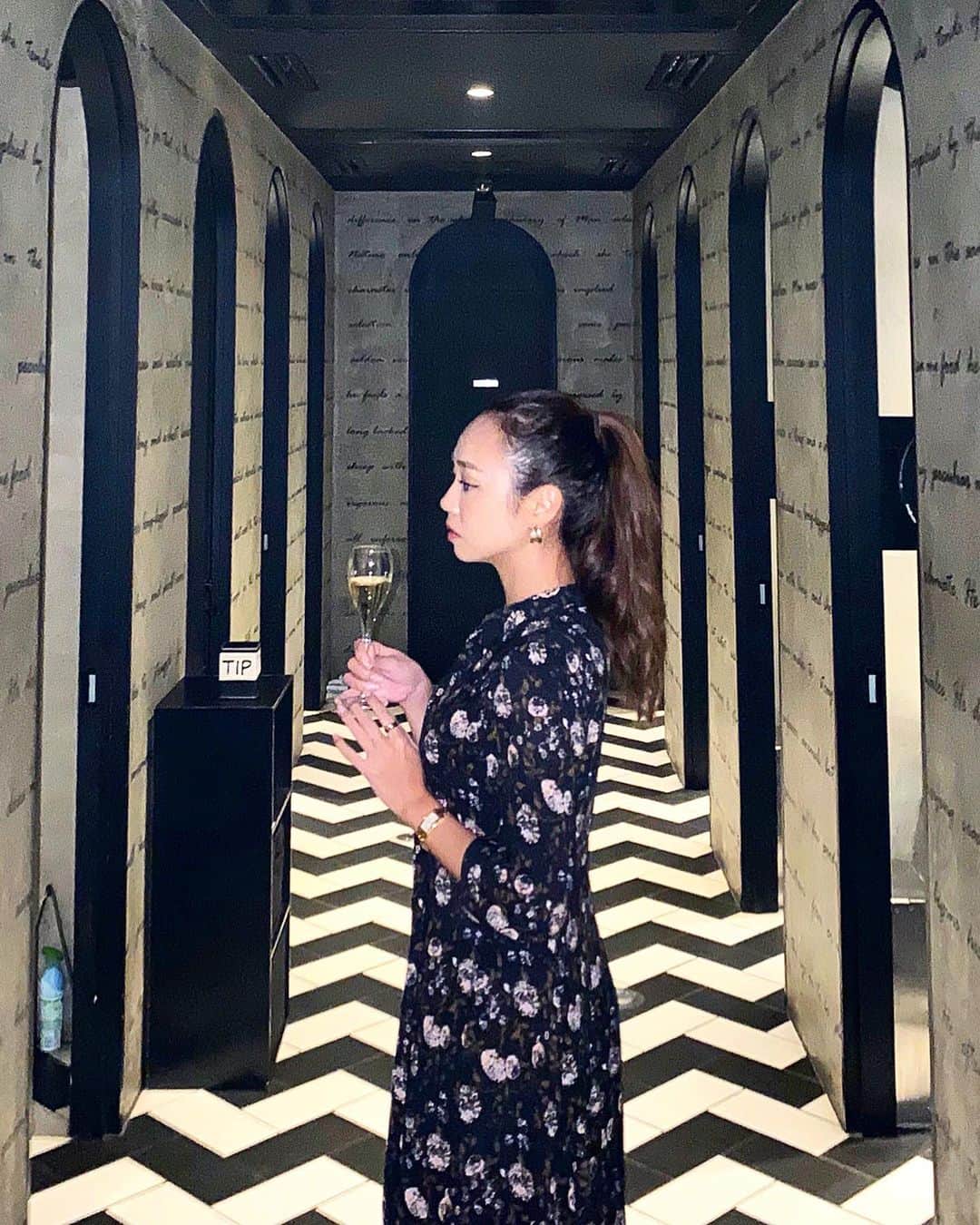 石田美奈子のインスタグラム：「VEUVE CLICQUOT YELLOWEEN 2019 🍾 . 金曜の夜は#VeuveClicquot の#party ✨ #ハロウィン 間近ということで、オトナのためのハロウィンパーティー 🎃 . 本格的な仮装をしている人がいたり、 義足のポップスター ヴィクトリアさんの素敵すぎるパフォーマンスを観ることができたり、 美味しい#シャンパン を飲みながら贅沢なひと時を過ごしてきました♡ . @VeuveClicquot . #Yelloween #liveclicquot #champagne #helloween #ハロウィンパーティー #ハロウィン2019 #1oaktokyo #ヴーヴクリコ #ヴーヴクリコイエローラベル」