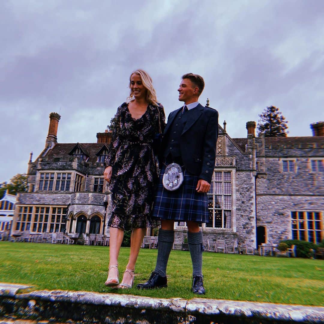 リンジー・シャープのインスタグラム：「Nothing better than a beautiful wedding with a great bunch of people to close out my socialising month of the year. Congrats @melissacourtney3 and @ashley1bryant !!🥂💕」