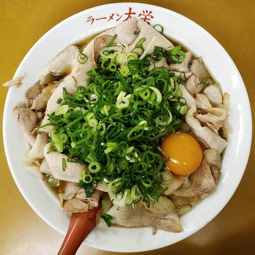 tamiさんのインスタグラム写真 - (tamiInstagram)「* #ラーメン * ずっと行きたくてやっと行けた🍜 満足～！ ごちそうさまでした♡ チャーシュー麺を頼むことは普段ならほぼないけれど、ここのは食べれる😋 * #元祖ラーメン大栄  #チャーシュー麺#たまご #ネギ多め#麺硬め #京都#京都グルメ#kyoto」10月26日 18時32分 - tami_73