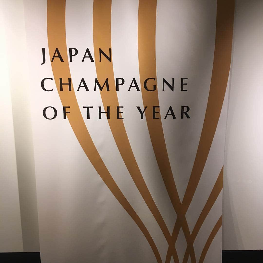 天明麻衣子さんのインスタグラム写真 - (天明麻衣子Instagram)「ジャパン・シャンパーニュ・オブ・ザ・イヤーの取材に行ってきました！今回初めて開催される、シャンパンの審査会です✨ ワインだけじゃなくて、シャンパンにも多様な楽しみ方があるのを伝えられたらいいな💕 いくつかテイスティングしましたが、1位を獲得したものは飲んだ瞬間ニコニコしてしまうというか、幸せな気持ちになりました😊 #ほろ酔いで帰宅中 #ちょっとだけ #シャンパンに詳しくなりました#ジャパンシャンパーニュオブザイヤー#champagne #日経モーニングプラスft #来月放送予定」10月26日 18時43分 - maiko_temmei