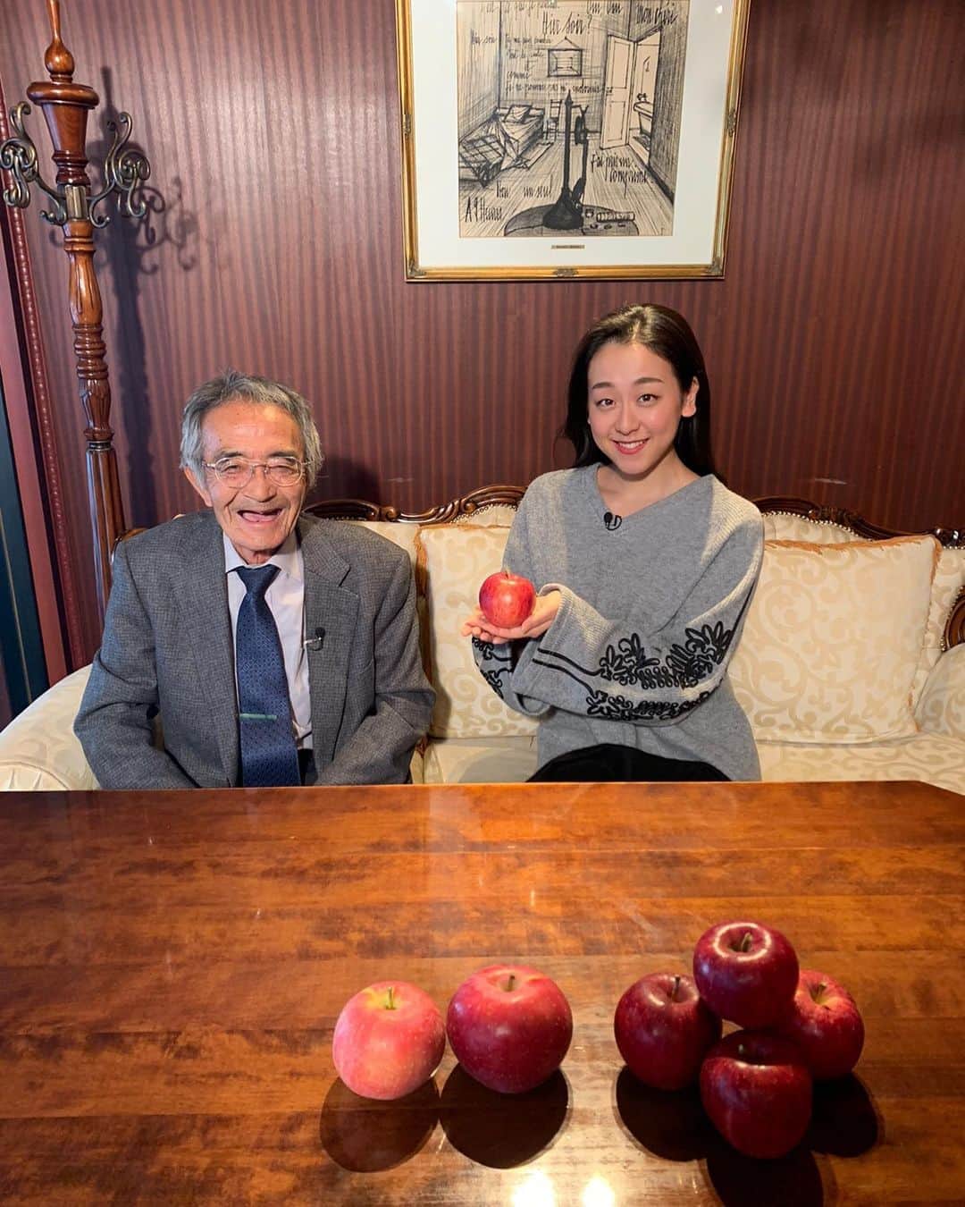 浅田真央さんのインスタグラム写真 - (浅田真央Instagram)「木村さんとお会いしました。 お話し下さった言葉、今でも心に残っています。忘れません。 ありがとうございました。  私は、生のリンゴアレルギーですが、木村さんの奇跡のリンゴはアレルギー出ませんでした。本当に奇跡のリンゴです。」10月26日 18時55分 - maoasada2509