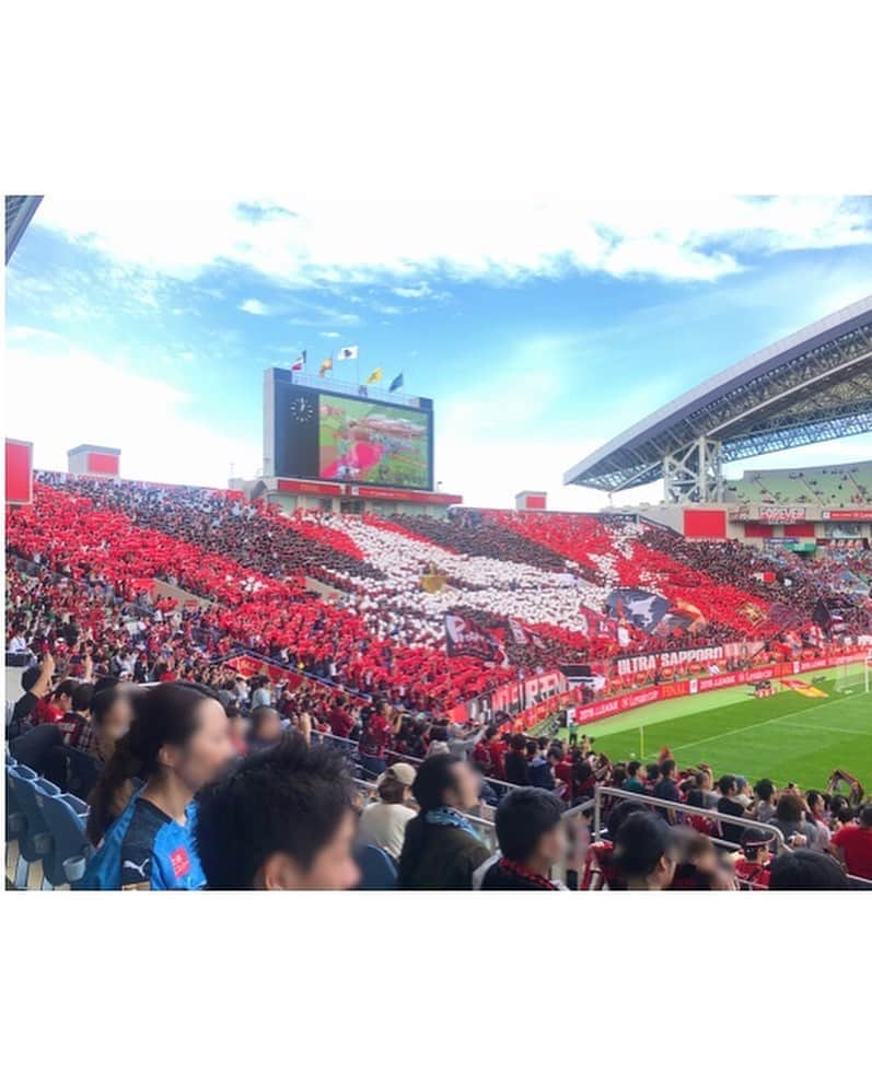 佐藤美希さんのインスタグラム写真 - (佐藤美希Instagram)「2019JリーグYBCルヴァンカップ決勝！ 川崎フロンターレタイトル獲得おめでとうございます⭐️⭐️⭐️ ルヴァンカップ決勝は独特の緊張感があるけれど今年はとくに壮絶な撃ち合いで熱戦でした！！PK戦は力が入りすぎて震えてた。試合後の脱力感。。本当に最高だった。素晴らしかった。 今日の試合を観て、サッカー好きにならない人はいない！！！Jリーグファン、サポーターが増えたはず✨スタジアムで生観戦できて良かった。 川崎フロンターレ、北海道コンサドーレ札幌の皆さんお疲れ様でした！  そして3夜連続放送されたフジテレビ系列「ルヴァンカップまだあと○日！蹴形警部がルヴァンを徹底追跡2ndシーズン」ご覧いただいた方ありがとうございました！ アクセサリー:et toi  #JリーグYBCルヴァンカップ #Jリーグ #ルヴァンカップ #ルヴァンカップ決勝  #これが伝統Jリーグ唯一の決勝 #北海道コンサドーレ札幌 #consadole #川崎フロンターレ #frontale #ルヴァンカップ初優勝 #フロンターレのゴール裏 #Jリーグキング #フラッグ発見 #久しぶりにコンサドーレ生観戦 #サポーターの声援が凄すぎてこだましてた #お疲れ様でした #ettoi #エトワ」10月26日 18時47分 - satomiki0626