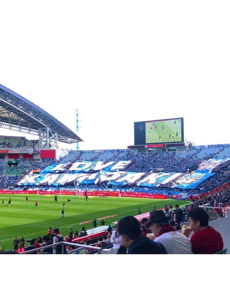 佐藤美希さんのインスタグラム写真 - (佐藤美希Instagram)「2019JリーグYBCルヴァンカップ決勝！ 川崎フロンターレタイトル獲得おめでとうございます⭐️⭐️⭐️ ルヴァンカップ決勝は独特の緊張感があるけれど今年はとくに壮絶な撃ち合いで熱戦でした！！PK戦は力が入りすぎて震えてた。試合後の脱力感。。本当に最高だった。素晴らしかった。 今日の試合を観て、サッカー好きにならない人はいない！！！Jリーグファン、サポーターが増えたはず✨スタジアムで生観戦できて良かった。 川崎フロンターレ、北海道コンサドーレ札幌の皆さんお疲れ様でした！  そして3夜連続放送されたフジテレビ系列「ルヴァンカップまだあと○日！蹴形警部がルヴァンを徹底追跡2ndシーズン」ご覧いただいた方ありがとうございました！ アクセサリー:et toi  #JリーグYBCルヴァンカップ #Jリーグ #ルヴァンカップ #ルヴァンカップ決勝  #これが伝統Jリーグ唯一の決勝 #北海道コンサドーレ札幌 #consadole #川崎フロンターレ #frontale #ルヴァンカップ初優勝 #フロンターレのゴール裏 #Jリーグキング #フラッグ発見 #久しぶりにコンサドーレ生観戦 #サポーターの声援が凄すぎてこだましてた #お疲れ様でした #ettoi #エトワ」10月26日 18時47分 - satomiki0626