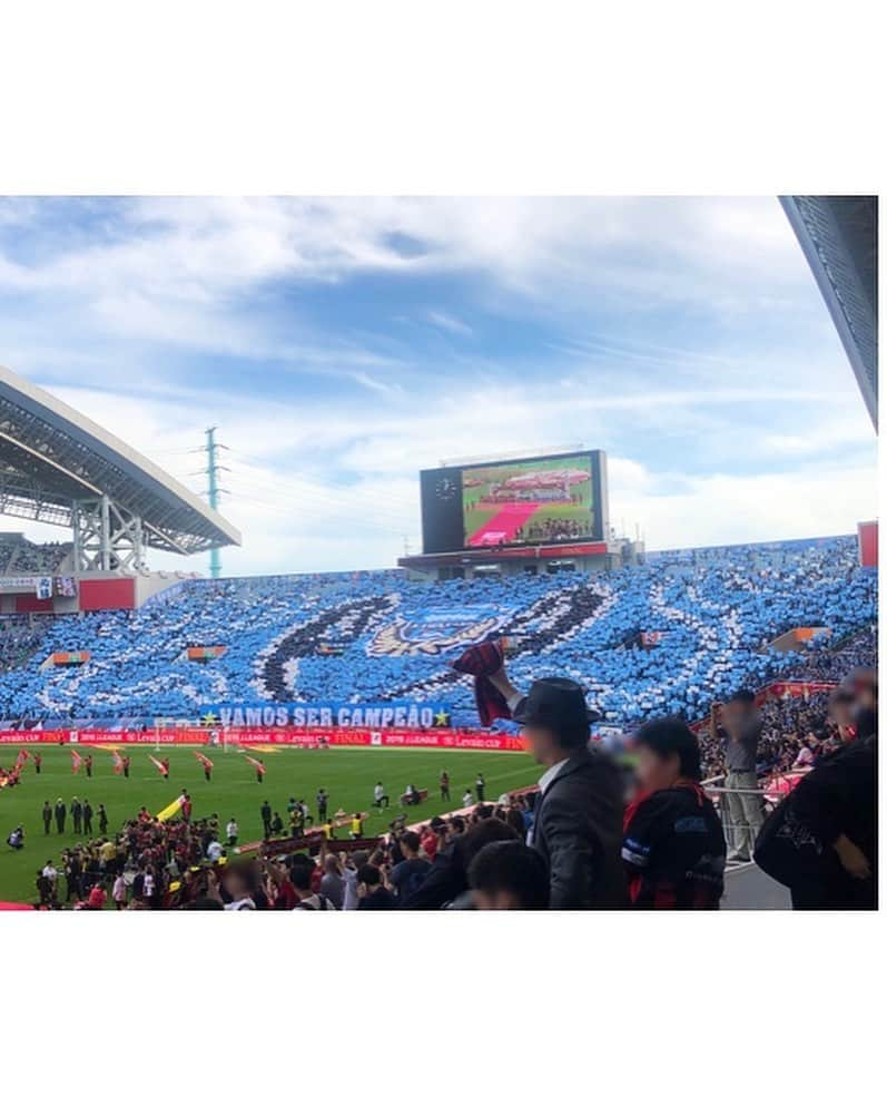 佐藤美希さんのインスタグラム写真 - (佐藤美希Instagram)「2019JリーグYBCルヴァンカップ決勝！ 川崎フロンターレタイトル獲得おめでとうございます⭐️⭐️⭐️ ルヴァンカップ決勝は独特の緊張感があるけれど今年はとくに壮絶な撃ち合いで熱戦でした！！PK戦は力が入りすぎて震えてた。試合後の脱力感。。本当に最高だった。素晴らしかった。 今日の試合を観て、サッカー好きにならない人はいない！！！Jリーグファン、サポーターが増えたはず✨スタジアムで生観戦できて良かった。 川崎フロンターレ、北海道コンサドーレ札幌の皆さんお疲れ様でした！  そして3夜連続放送されたフジテレビ系列「ルヴァンカップまだあと○日！蹴形警部がルヴァンを徹底追跡2ndシーズン」ご覧いただいた方ありがとうございました！ アクセサリー:et toi  #JリーグYBCルヴァンカップ #Jリーグ #ルヴァンカップ #ルヴァンカップ決勝  #これが伝統Jリーグ唯一の決勝 #北海道コンサドーレ札幌 #consadole #川崎フロンターレ #frontale #ルヴァンカップ初優勝 #フロンターレのゴール裏 #Jリーグキング #フラッグ発見 #久しぶりにコンサドーレ生観戦 #サポーターの声援が凄すぎてこだましてた #お疲れ様でした #ettoi #エトワ」10月26日 18時47分 - satomiki0626