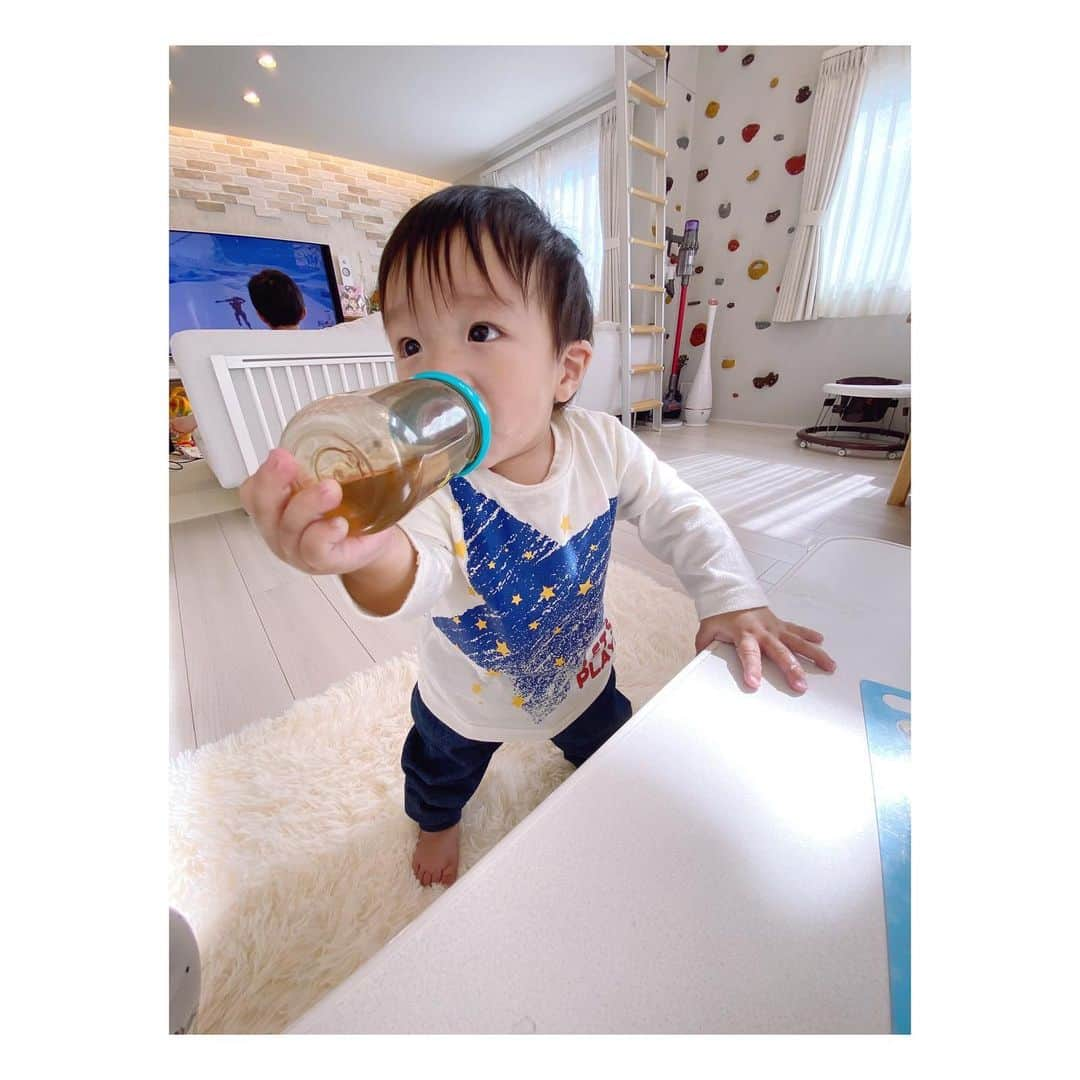 辻希美さんのインスタグラム写真 - (辻希美Instagram)「オレ片手飲みだぜぃ😁💕💪 #幸空　 #10ヵ月 #片手飲み　 #一丁前 #ストローより哺乳瓶派 #哺乳瓶のプロ #笑 #🍼」10月26日 18時50分 - tsujinozomi_official