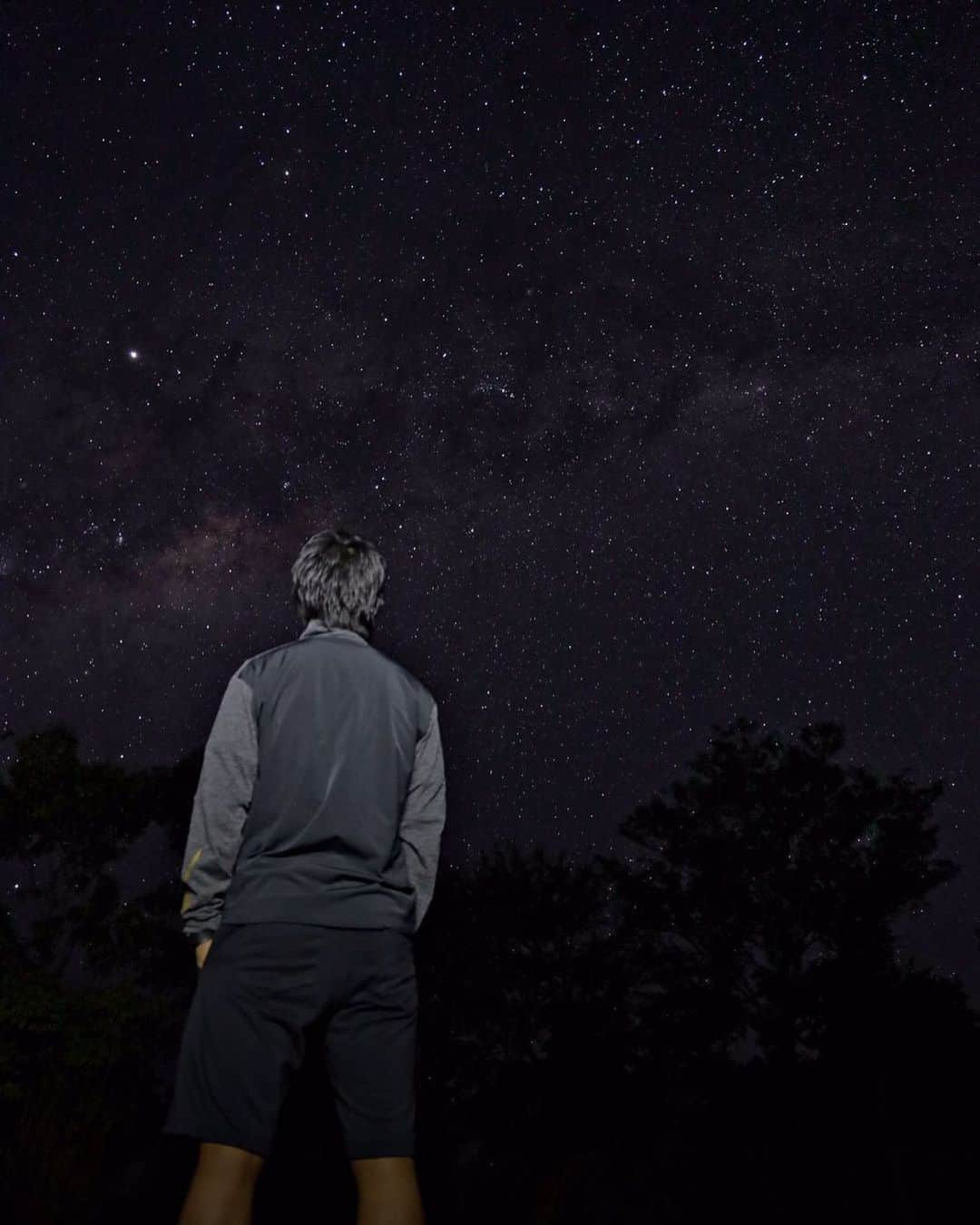 中町公祐さんのインスタグラム写真 - (中町公祐Instagram)「・ ふと見上げると、満天の星空。 都市に近づくと色んな光で良く見えない。 人類の進化と共に発展してきた様々なもので自然の壮大さや雄大さを見失いがちになっている。 便利さを追い求めることが人間にとってだけの利己なのか。 それは地球の生物全体の必要な進化なのか。。 ・ ・ ザンビアのチームメイトに 『ザンビアって星綺麗だよね〜』 って言ったら、 『？？？』 ・ そもそもこっちの人に、星を見て綺麗だなって感覚は無いらしい（笑） 当たり前にあるからなのかな？（笑） 綺麗な花の名前も分からないし。。 ・ ザンビア人『あの花は取って食料になるから名前分かるけど、あれは食べられないからな〜』 って。 これまた環境の違い。 ・ ・ #africa #zambia #star #大自然の偉大さ #nature #アフリカにあって日本に無い #日本にあってアフリカに無い #それぞれの角度から問題多種多様」10月26日 19時03分 - kosuke.machi