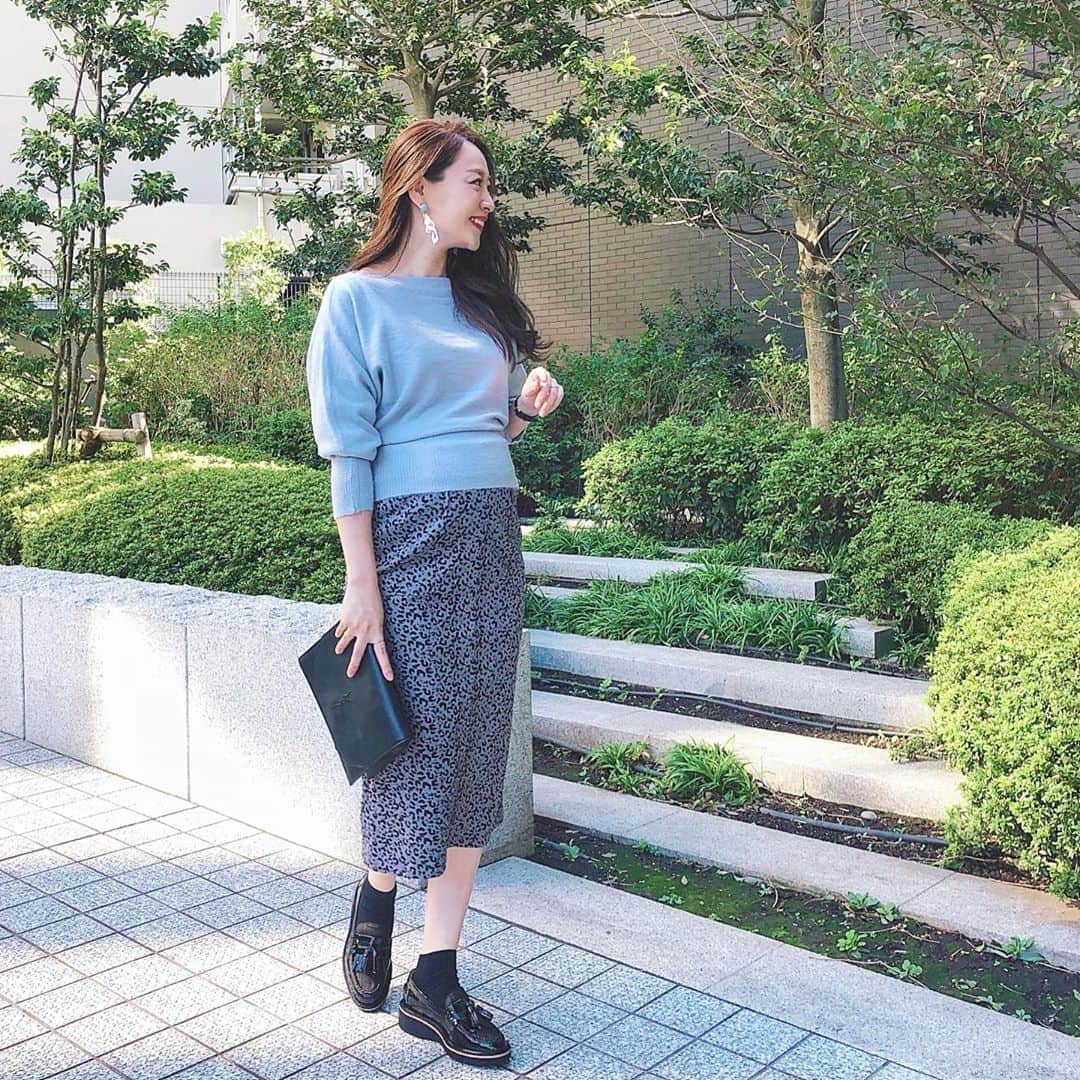のインスタグラム：「マタニティコーデ☺︎ . 最近、ブラウンやブラックカラーが多かったので、きれい色ニット着ると新鮮な気持ちになります☺️ . スカートも、ゴムウエストなので楽ちん♡ . . . #knit... #fifth  #skirt ... #nostalgia  #bag …#saintlaurent  #shoes ...#lanvinenbleu . . #coordinate #ootd #instafashion #fashion #outfit #fifthtl #フィフス #プチプラコーデ #コーデ #シンプルコーデ #ファッション #コーディネート #平均身長コーデ #カジュアル #ニット #ソフトタッチドルマンニット #マタニティコーデ #妊婦コーデ #マタニティライフ #妊娠中 #妊婦 #妊娠9ヶ月  @fifth_store」