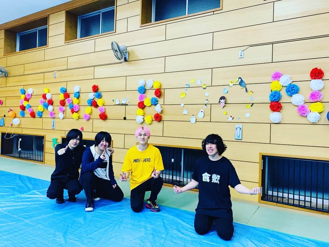 古賀隼斗さんのインスタグラム写真 - (古賀隼斗Instagram)「10/26 倉敷芸術科学大学 芸科祭  セトリ  シルエット ディストラクションビートミュージック 1.2. step to you 結晶星 盛者必衰の理、お断り ハグルマ ウォーリーヒーロー フルドライブ バトンロード まっさら  アンコール ないものねだり  みんなありがとね。 最高でした。 また音のあるトコロで！  学祭の独特の雰囲気、良いなあって思います。 大学には行ってないけど、この楽しさを今味わえるのは 本当に幸せな事だなぁ。」10月26日 19時00分 - kanaboontuna