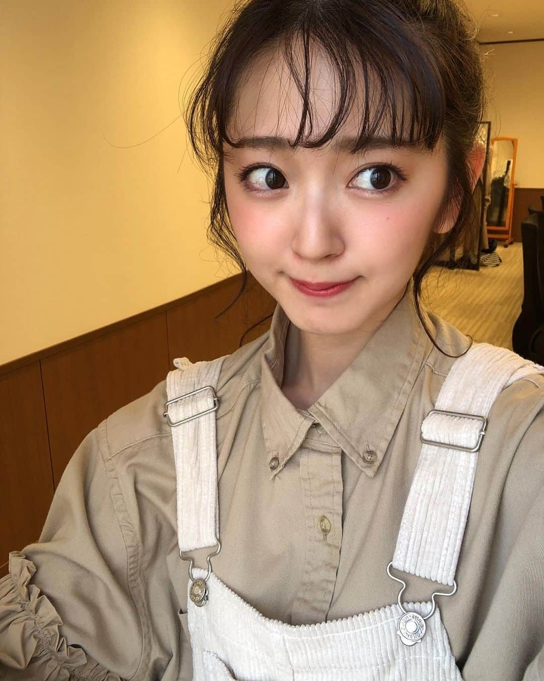 鈴木愛理さんのインスタグラム写真 - (鈴木愛理Instagram)「✴︎ 今日のわたし。  袖がめちゃんこ可愛いトップスなんだけど、皆様の前で着る機会もまだありそうだから、その時にでも✌︎ . . #このタイミングで言うのもアレですが #部屋の一角に #新しくコワーキングスペースてきなものを作りたいのだけど  #良い机を決めるまでにかれこれ一カ月かかってます #一生買えなそう #優柔不断 #笑 #🤷‍♀️」10月26日 19時07分 - airisuzuki_official_uf