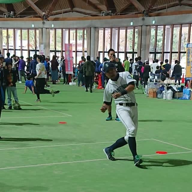 ニッチロー'さんのインスタグラム写真 - (ニッチロー'Instagram)「松本でダブルヘッダー🥎  ポリテクセンター松本さんで職業訓練の体験をしました！  不器用ながら精巧な作業の数々を見学の方の前で体験させて頂きました！  午前中はみんなでつなぐ3時間リレーマラソンの開会式に出演してから松本山雅ブースでキックターゲットに挑戦⚽  いいキックしてましたよねガチャさん？笑  #ポリテクセンター松本 #ハロートレーニング #職業訓練 #作業着似合う #みんなでつなぐ3時間リレーマラソン #松本山雅 #キックターゲット #答えてガチャさん #ニッチロー’」10月26日 19時08分 - nicchiro5.1