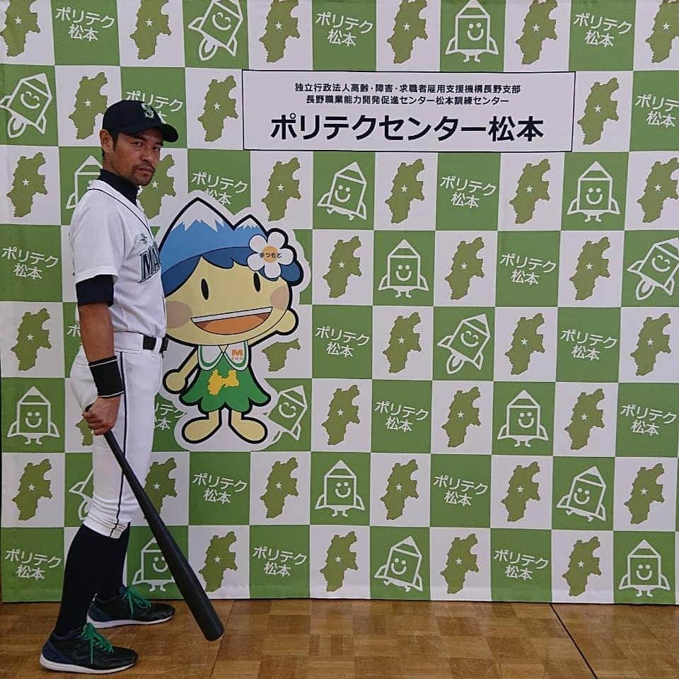 ニッチロー'さんのインスタグラム写真 - (ニッチロー'Instagram)「松本でダブルヘッダー🥎  ポリテクセンター松本さんで職業訓練の体験をしました！  不器用ながら精巧な作業の数々を見学の方の前で体験させて頂きました！  午前中はみんなでつなぐ3時間リレーマラソンの開会式に出演してから松本山雅ブースでキックターゲットに挑戦⚽  いいキックしてましたよねガチャさん？笑  #ポリテクセンター松本 #ハロートレーニング #職業訓練 #作業着似合う #みんなでつなぐ3時間リレーマラソン #松本山雅 #キックターゲット #答えてガチャさん #ニッチロー’」10月26日 19時08分 - nicchiro5.1