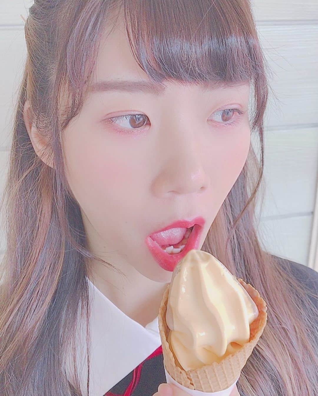 堂本千晴さんのインスタグラム写真 - (堂本千晴Instagram)「ハロウィン限定ソフトクリーム🍦🎃 "カボチャ×チョコレート"のミックスは初なんだって〜💓 . . カボチャが甘くてチョコがほろ苦くていい感じにカボチャの甘さが消えて美味しいの🙆‍♀️✨ . ハロウィンディズニーはもうできなくて悲しいな😢💔 また来年よろしくね、ディズニーさん笑笑 . 行ける方は食べてみてね💓 . . 美味しさ ★★★★☆ 見た目 ★★☆☆☆ 満腹度 ★☆☆☆☆ . . . #ディズニー #ディズニーランド #ディズニーシー #ハロウィン #食べ歩き #ソフトクリーム #かぼちゃ  #チョコレート  #ローリエプレス #ローリエガールズ #かわ育 #かわ育旅行 #bis_web #mery #disney #disneyland  #disneysea #🎃#🍫」10月26日 19時08分 - maria_misato_1109