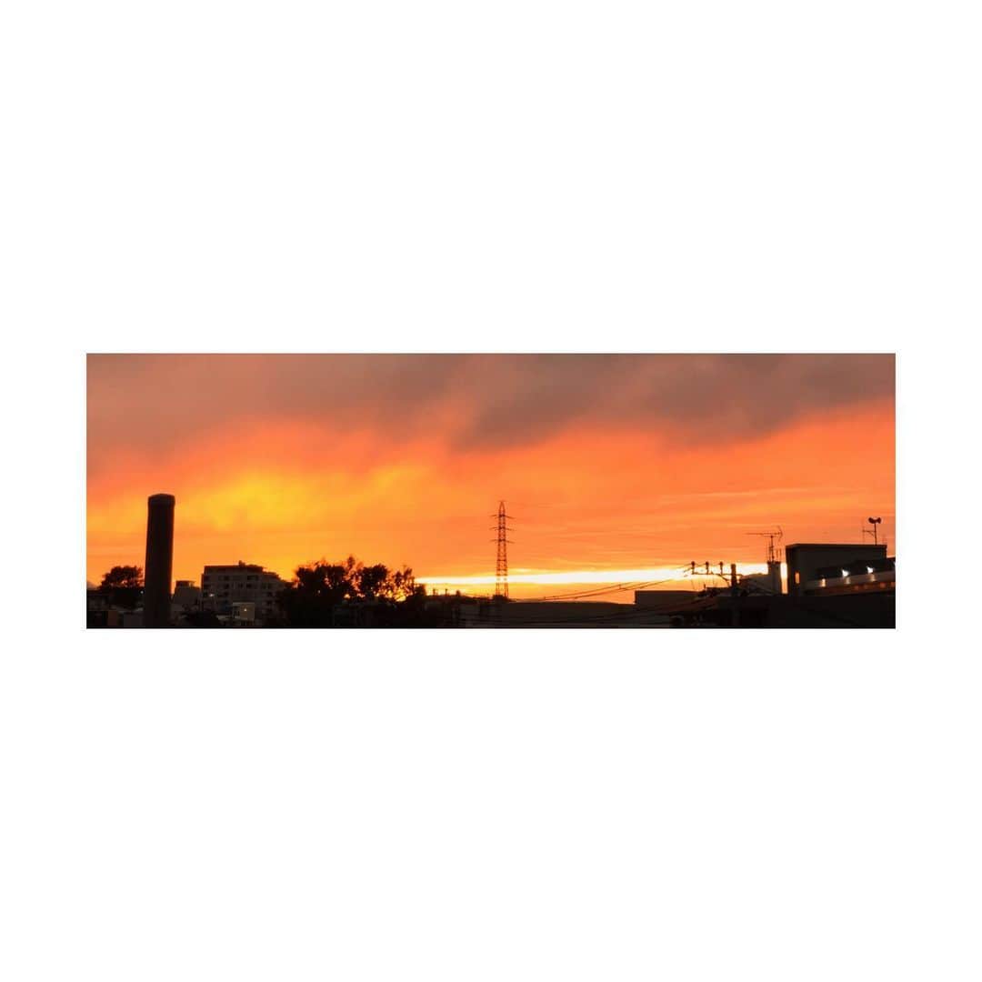 みなみのインスタグラム：「#夕日#今日はすごく#ゆっくりできた#一日だった#🌇#一日お疲れ様」