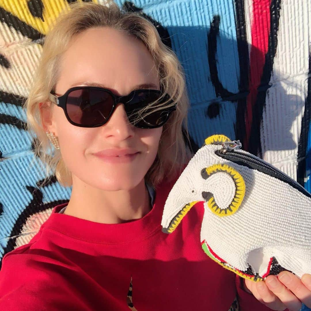 アンバー・ヴァレッタさんのインスタグラム写真 - (アンバー・ヴァレッタInstagram)「This super sweet @loewe @jonathan.anderson Elephant Mini bag has been hand-beaded with care by women from the Samburu Workshop in Northern Kenya and launched in collaboration with #KnotOnMyPlanet to help secure a future for elephants and raise money for the @elephantcrisisfund. Get yours now exclusively available @holtrenfrew. #LOEWE #LOEWEkomp #ElephantCrisisFund @elephantcrisisfund and @KnotOnMyPlanet ❤️🐘💙🐘💛」10月26日 10時27分 - ambervalletta