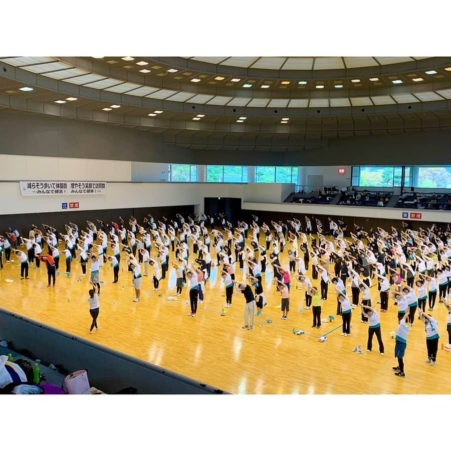 京乃ともみさんのインスタグラム写真 - (京乃ともみInstagram)「So much fun such a  big class with over 450 people employees who work for #MeijiyasudaLifeInsuranceCompany :). 今年より、明治安田生命さんの社員向けセミナーで日本全国飛び回らせて頂いています😊🏢✈️. 今週は特別編で、岐阜県にて450名を超える社員の方たちへ、運動会の開会式でレッスンさせて頂きました♩研修にきてくれてた人たちとも久しぶりに再会できて嬉しかったし、何よりみなさんノリノリで楽しかったー🌸ご参加頂きありがとうございました🙏. . . #健活プロジェクト #明治安田生命 #オフィスヨガ#運動会 #企業運動会 #出張ヨガ講師#姿勢と歩き方#ウォーキング#働くみんなの1分すぐ楽ヨガ」10月26日 10時27分 - tomomi_kyono