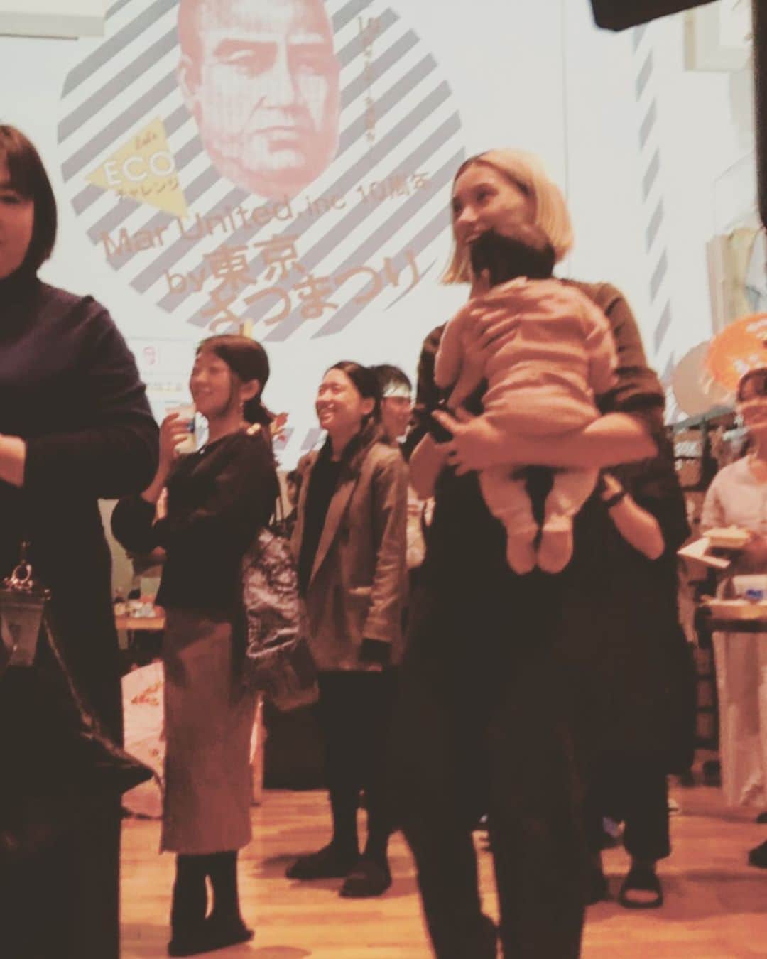 小濱なつきのインスタグラム：「昨夜は私の姉のような同郷の友人が主催する「東京さつまつり」へ。 娘を連れての夜のイベントへは初めてで、賑やかな場所になんだかワクワクしているようでした！👶✨ 東京でも鹿児島の美味しいものが食べられるイベント。 たくさんの人にも会うことができて久々に私のリフレッシュにもなりました💓🐷 #hellomybaby #babygirl #東京さつまつり」