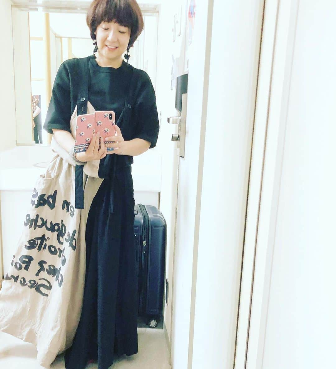 藤田朋子さんのインスタグラム写真 - (藤田朋子Instagram)「#どちらも私 #ヨージヤマモト ＃yoji＿yamamoto #藤田朋子 #これは #メンズ #桑山哲也 #夫のもの #拝借 #夫婦兼用 #おしゃれ #違いすぎ #３色ショッピング #しまむら #アヴェイル #２色コーデ #オーバーサイズパーカー #チェックのロングブラウス #ワンピース #重ね着 #このコーディネート #お店の方から大絶賛 #かなり嬉しい #😆」10月26日 10時43分 - chiendormant