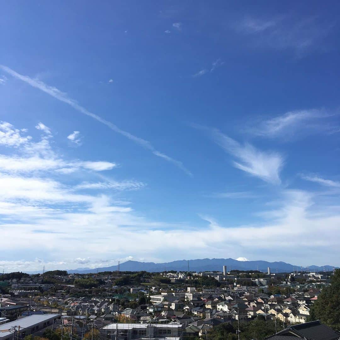 蒼井里紗さんのインスタグラム写真 - (蒼井里紗Instagram)「久しぶりの快晴！  サッカー行かず洗濯三昧。  #サカママ  #洗濯日和  #ベランダからの風景  #富士山  #富士山が見える」10月26日 10時49分 - risaoi328