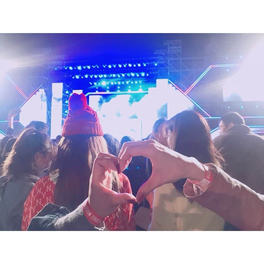 藤森香衣さんのインスタグラム写真 - (藤森香衣Instagram)「We went to BOF❣️ 「釜山 ワンアジア フェスティバル」に、 行ってきました！  Kpop コンサートを現地で味わってみたくて😆  すごい広い場所で、ピクニック気分も味わい、 秋を満喫。  コンサートは、1グループ 2曲で、どんどん進行していくんですが、すごい近かった。 (段々、アイドルの ありがたみが薄れるぐらい 近かった💦) ・ 推しが分散されるせいか、 思ったより、皆さん静かだったのが印象的。  Aの前の方のブロックにいたんですが、後ろの方に行けば、潰されるような事もなく、 ゆったり見られました。  #busan #korea #kpop  #concert  #韓国 #釜山  #kpopコンサート #BOF #釜山ワンアジアフェスティバル2019 #大人釜山旅 #kaeたび🇰🇷」10月26日 10時52分 - kaefujimori