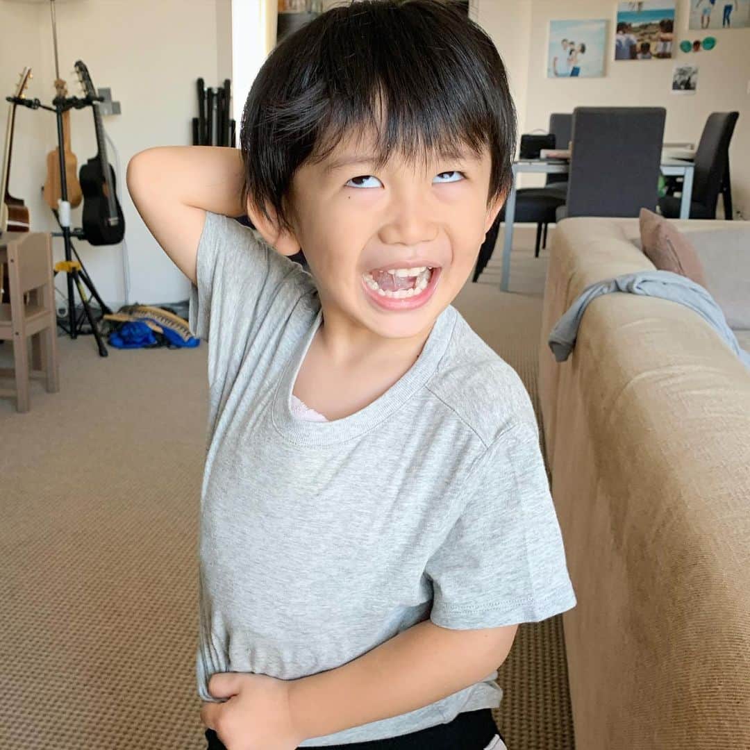のインスタグラム：「ディーン君の鬼ママモノマネ！😂 Little Dean trying to be like Mommy!🤣 #notdrunk #littledean #likemommy #ディーン君　#鬼ママ#そっくり  @mariakamiyama」