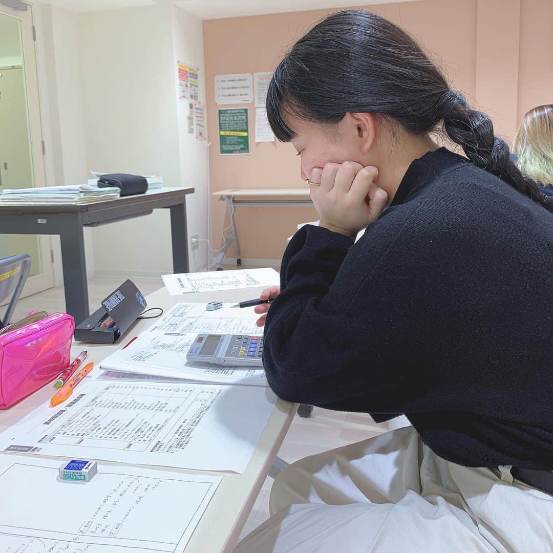 東京医薬専門学校さんのインスタグラム写真 - (東京医薬専門学校Instagram)「こんにちは！医療秘書科です！ 12月の診療報酬の検定に向けて一生懸命勉強しています✏️🔥 なかなか難しいですが、みんなで教え合って協力して合格したいです☺️ #tcm #東京医薬専門学校 #医療秘書科」10月26日 11時06分 - tokyo_iyaku