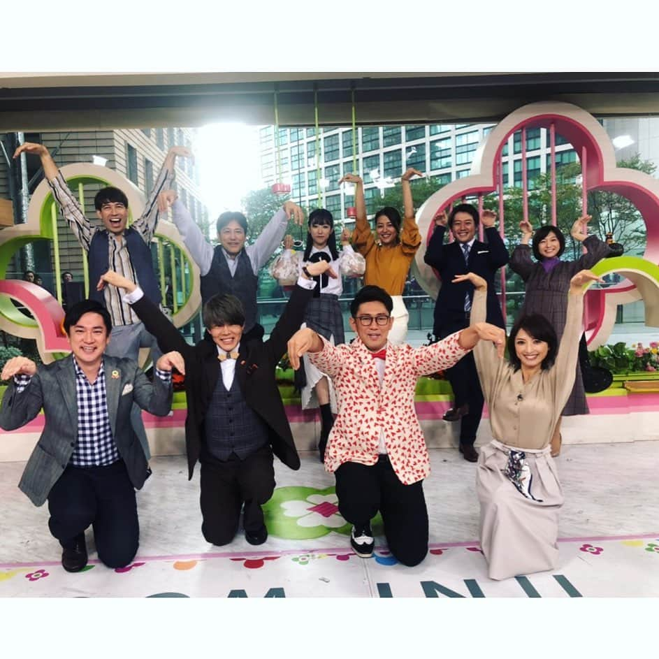 望月理恵さんのインスタグラム写真 - (望月理恵Instagram)「今日のズムサタは ゲストにビビる大木さん、 神尾晋一郎さん、 そして佐藤真知子アナのかわりに 市來玲奈アナでした！ たくさんいて賑やかでした☺️ みんなで大木さんのお馴染みポーズ、 ベストキットで写真を撮りました。  #ズムサタ」10月26日 11時07分 - mochiee28