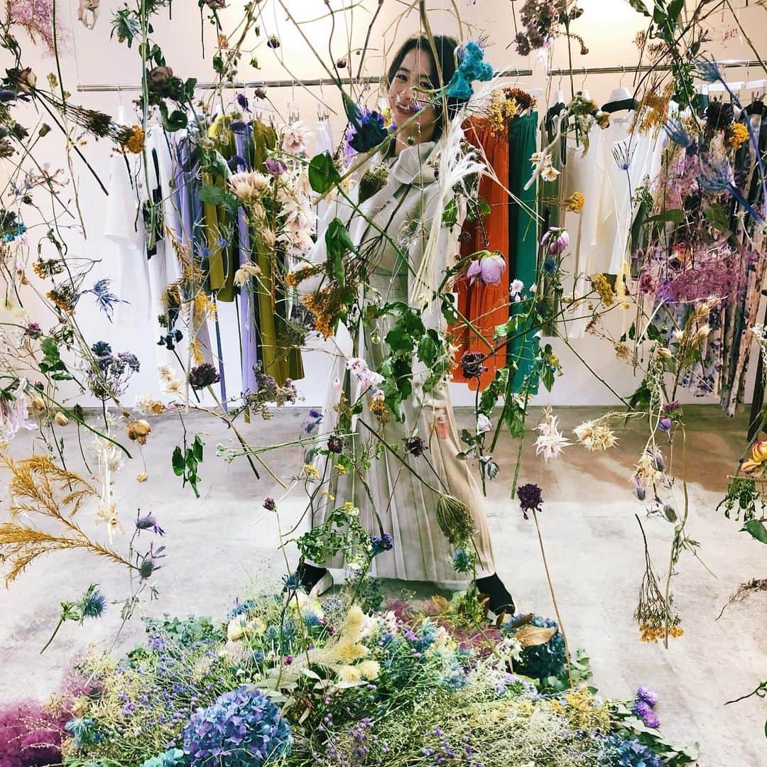 のインスタグラム：「こないだ　@murralofficial の展示会行ってきました。 ドライフラワーかわいすぎてはしゃいだ💐 そして服もかわいすぎてオーダーし過ぎた❤️ #MURRAL #fashion #ドライフラワー」