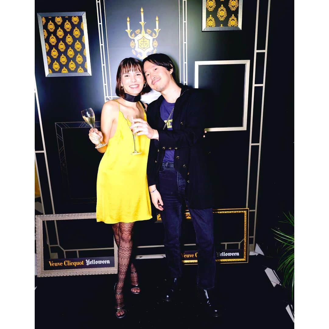 ケリーアンさんのインスタグラム写真 - (ケリーアンInstagram)「Last night at... 🌟 VEUVE CLICQUOT YELLOWEEN 🌟  Thank you for having me! #VeuveClicquot #Yelloween #liveclicquot @veuveclicquot 🥂✨ Awesome live performance by @viktoriamodesta」10月26日 11時14分 - kellysoooreal