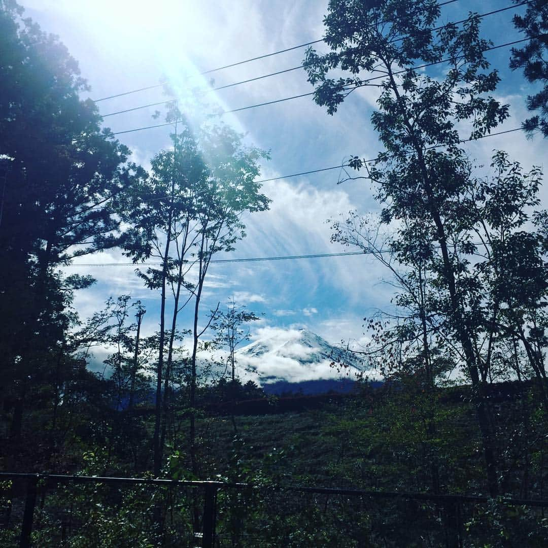 ほうとう 富士の茶屋のインスタグラム：「今日の富士北麓は久しぶりの晴れ☀️ 雲も少し出てきましたが冠雪した富士山も綺麗です🗻 ぜひ皆様のお越しをお待ちしております😊  #ほうとう#富士の茶屋#近く#富士山#富士急ハイランド#河口湖#山中湖#すばるランド」