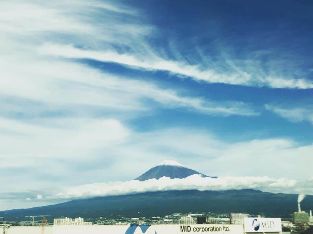 軍地彩弓さんのインスタグラム写真 - (軍地彩弓Instagram)「即位礼から、大雨からの今日。 富士山があまりに美して見とれています。 空にはいく筋もの龍雲。 皆さまにおすそわけ。  そして、これから大阪です。 梅田で開催される、Because of Osakaに伺います^_^。 2時から始まる、#黒田征太郎 さんのペインティングパフォーマンスが楽しみ過ぎる。 来てねー！  #富士山 #mtfuji  #龍雲  #龍🐉」10月26日 11時39分 - sayumi7