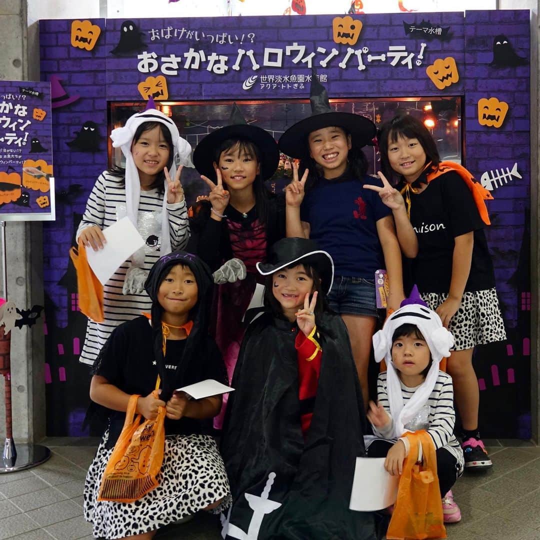 世界淡水魚園水族館 アクア・トト ぎふのインスタグラム：「ハロウィン水槽の前で「はいチーズ❗️」 アクア・トトぎふがある河川環境楽園もハロウィンイベントで盛り上がってますよ！  #アクアトト #アクアトト岐阜 #アクアトトぎふ #ハロウィン #ハロウィン仮装 #オアシスパーク #河川環境楽園 ※写真はお客様の許可を得てアップしております」
