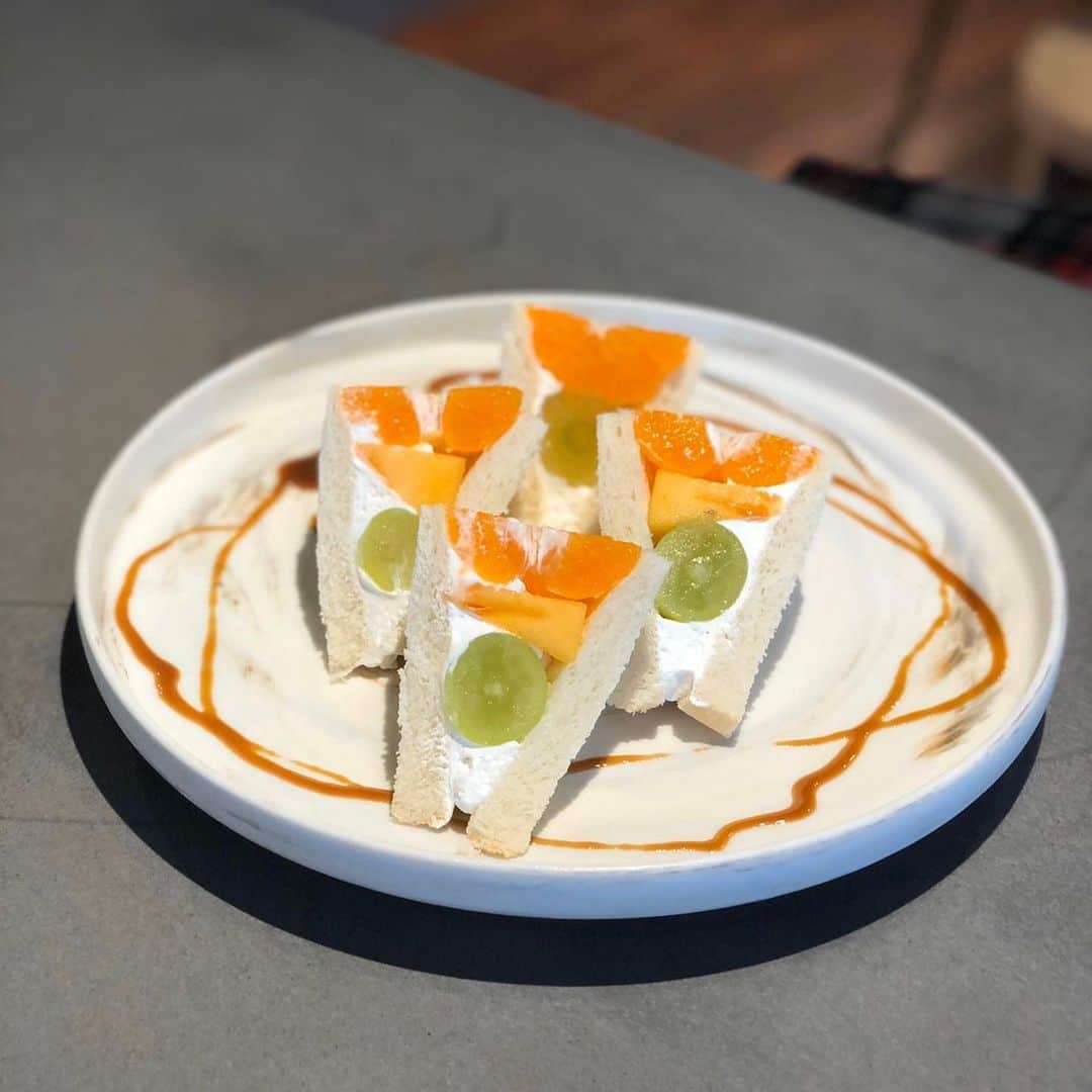 のインスタグラム：「昔はフルーツとか全然興味なくてひたすらチョコパフェチョコケーキ派だったんだけど、ここ数年どんどんフルーツ好きになってきてる🥺💗﻿ いままで食べたフルーツサンドの中で1番美味しかった😋💗！﻿ そしてお家で焼きリンゴ作ってみたいなと思いました🍎﻿ 美味しすぎたからまた行く〜☺️💗﻿ 季節ごとのメニュー追いたい。笑﻿ ﻿ #フルーツサンド #焼きリンゴ #パンケーキ #なにやら高級なキウイフルーツ」