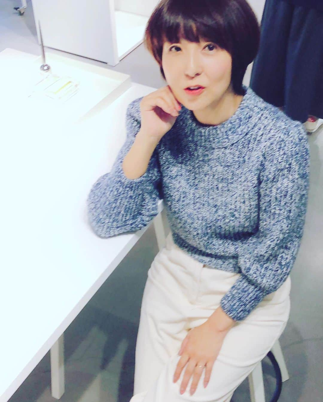 藤田朋子さんのインスタグラム写真 - (藤田朋子Instagram)「そういえば #アップし忘れてた #3色ショッピング #handm  #２色コーデ　#たまたま #靴 #茶色 #しっくりきてました #青 #白 #茶色 #おしゃれさん #しずちゃん #私服もかわいい #サングラス #紫 #黒  #気付いてたかな #私が選んだ黄色のパーカー #全く同じもの #しずちゃんが選んでいまの🍌#残念ながら #失敗だったけど #私が先に #黄色を選んでしまっていまから😢 #ごめんね」10月26日 11時50分 - chiendormant