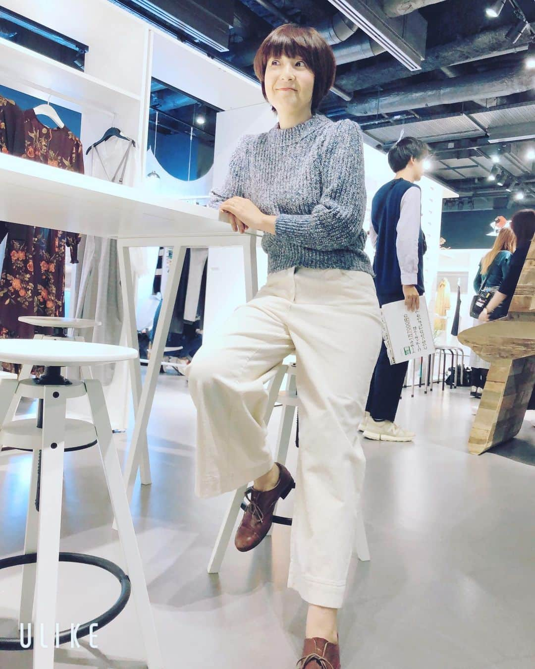 藤田朋子さんのインスタグラム写真 - (藤田朋子Instagram)「そういえば #アップし忘れてた #3色ショッピング #handm  #２色コーデ　#たまたま #靴 #茶色 #しっくりきてました #青 #白 #茶色 #おしゃれさん #しずちゃん #私服もかわいい #サングラス #紫 #黒  #気付いてたかな #私が選んだ黄色のパーカー #全く同じもの #しずちゃんが選んでいまの🍌#残念ながら #失敗だったけど #私が先に #黄色を選んでしまっていまから😢 #ごめんね」10月26日 11時50分 - chiendormant