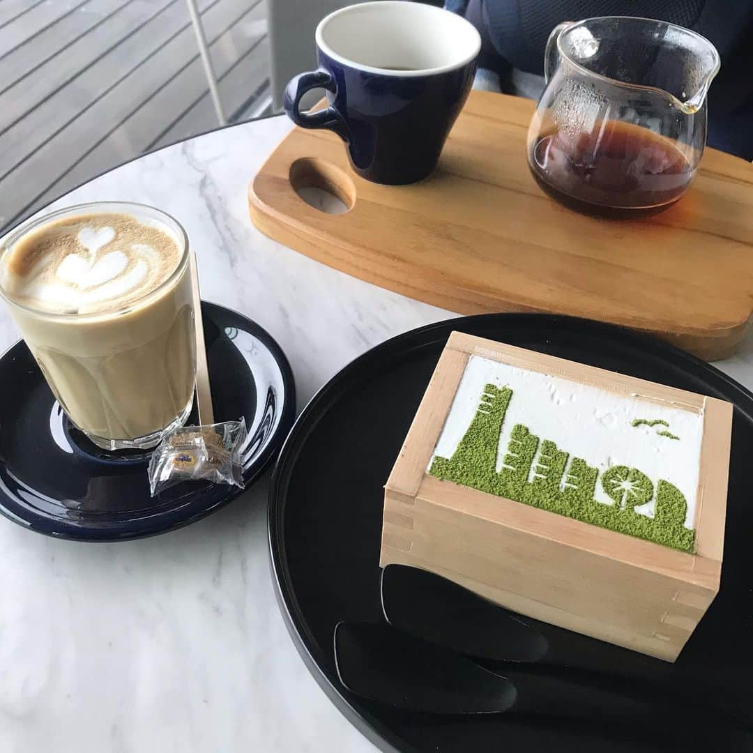 大西蘭のインスタグラム：「・ 初クルーズの前に大さん橋のカフェ☕️🍰 ・ ティラミスが可愛い💕 ・ ランチは大さん橋の近くのスウェーデン料理のレストラン🇸🇪スカンディヤ🍽 ・ ・ #大さん橋 #横浜グルメ #抹茶ティラミス #nottoday #横浜ランチ」