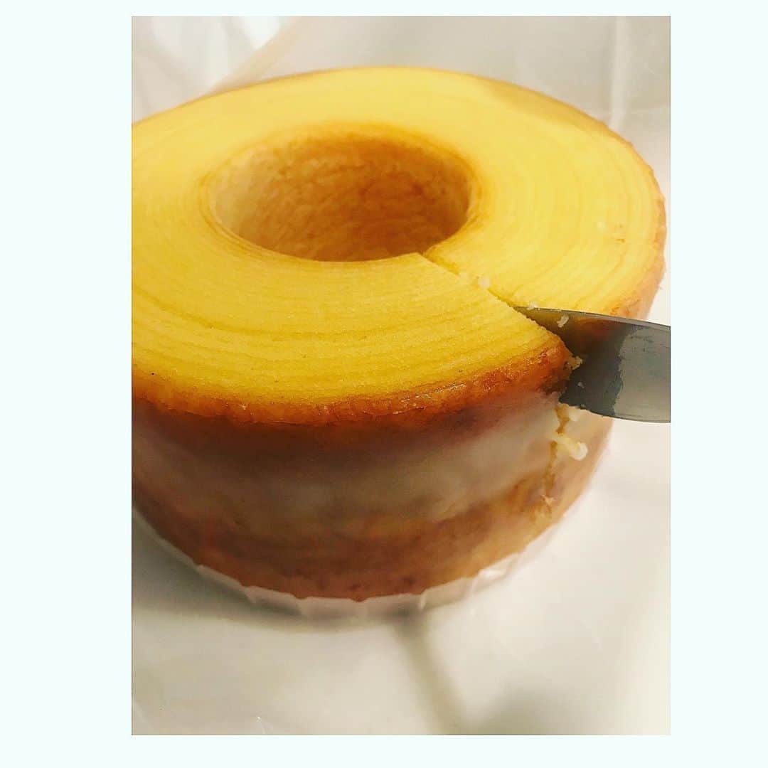 のインスタグラム：「今1番気にいっているバームクーヘン 治一郎。🤤🤤 厚切りにして口の中もぐもぐにして食べるのが良い。最高だよ。🥛🍴」