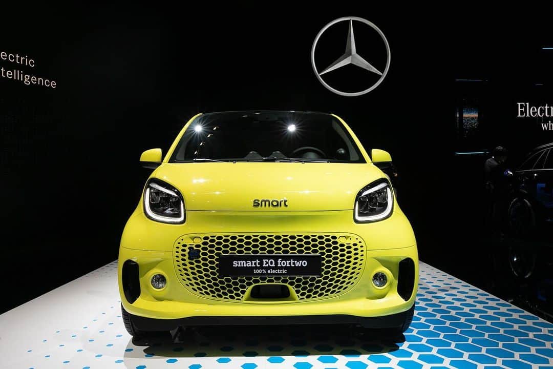 のインスタグラム：「▷▶︎スワイプして東京モーターショー注目のラインナップをチェック！ ▷アジア初公開の「smart EQ fortwo」 ▶︎世界初の燃料電池プラグインハイブリッド自動車「GLC F-CELL」  他にも全13台を展示中。 どうぞお越しください！  #東京モーターショー  #mercedesbenzjapan  #メルセデスベンツ  #mercedesbenz  #smartEQ #GLC #FCELL #tms2019」