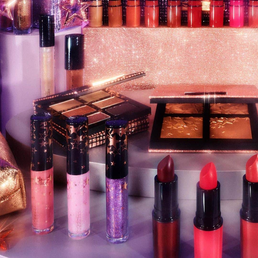 M∙A∙C Cosmetics Japanのインスタグラム：「ㅤ 【ホリデーコレクション販売中】 2019年のホリデーのテーマは、「光り輝く星」🌟 #MACクリスコマスコフレ2019 を使ったメイクで、目元や頬、口元にスペシャルな彩りと輝きを✨ ㅤ ㅤ #MACHoliday #MACクリスマスコフレ2019 ㅤ ㅤ ㅤ ㅤ ㅤ #MACCosmeticsJapan #MACコスメ #MACCosmetics #コスメ #メイク #ホリデー #コフレ #クリスマスコフレ #クリスマスコフレ2019 #ホリデーシーズン #クリスマスプレゼント #リップ #ラメメイク #アイシャドウ #ホリデーコフレ #コスメ購入品 #makeup #cosme #cosmetics #holiday #holidaymakeup #holidaycollection #holidays #holiday2019」
