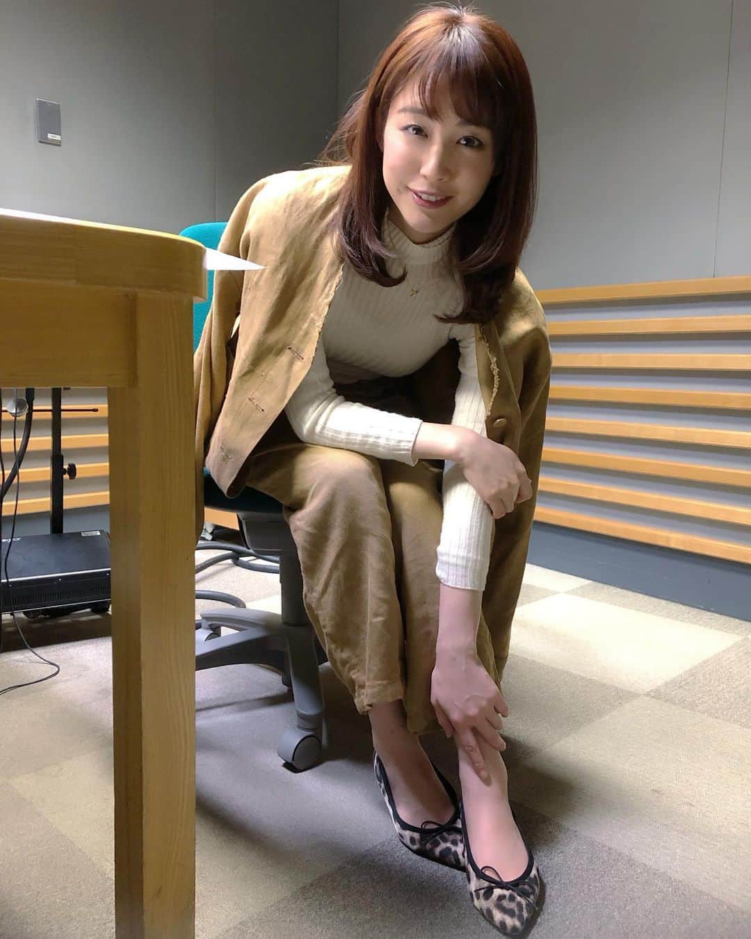 芸能人　パンスト　つま先 新井恵理那さんのインスタグラム写真 - (新井恵理那Instagram)「これがその、足元ワンポイントのレオパード！ 10/26の『歌え！土曜日  Love Hits』 (毎週土曜12:30〜NHKラジオ第一/らじる☆らじる・radikoで配信)は！  シンガー・モデル・プロデュース業と幅広くご活躍する ...