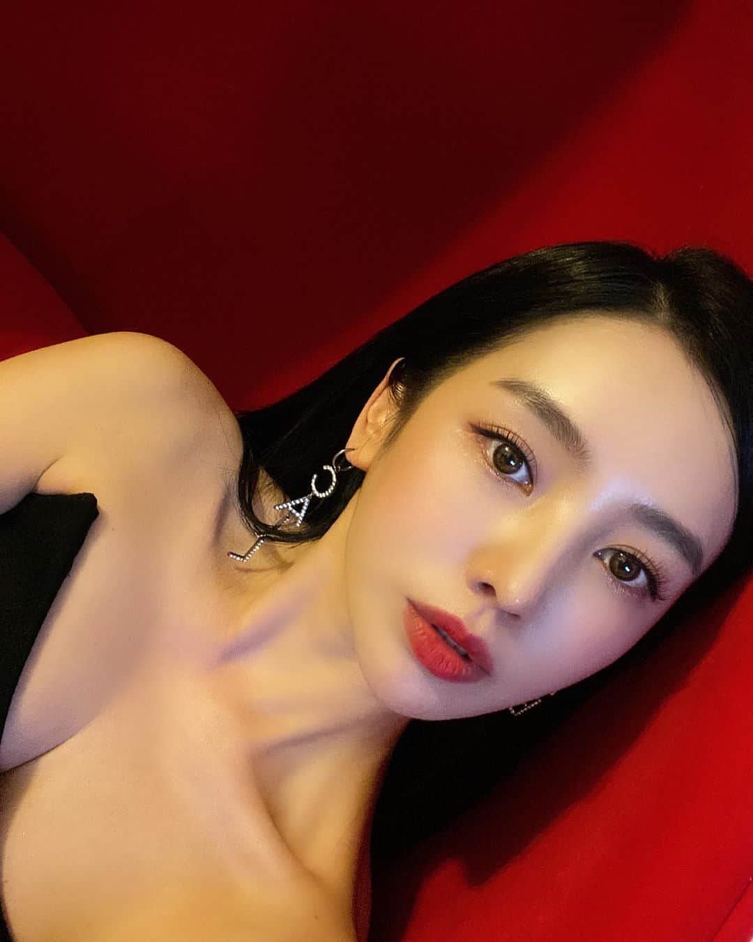 megbabyのインスタグラム：「きのうは久しぶりにつけまにチークに赤リップ、しっかりメイクしてもらいました💄😳 ・ 韓国で綺麗な友達にも会えて目の保養😍❤️✨」