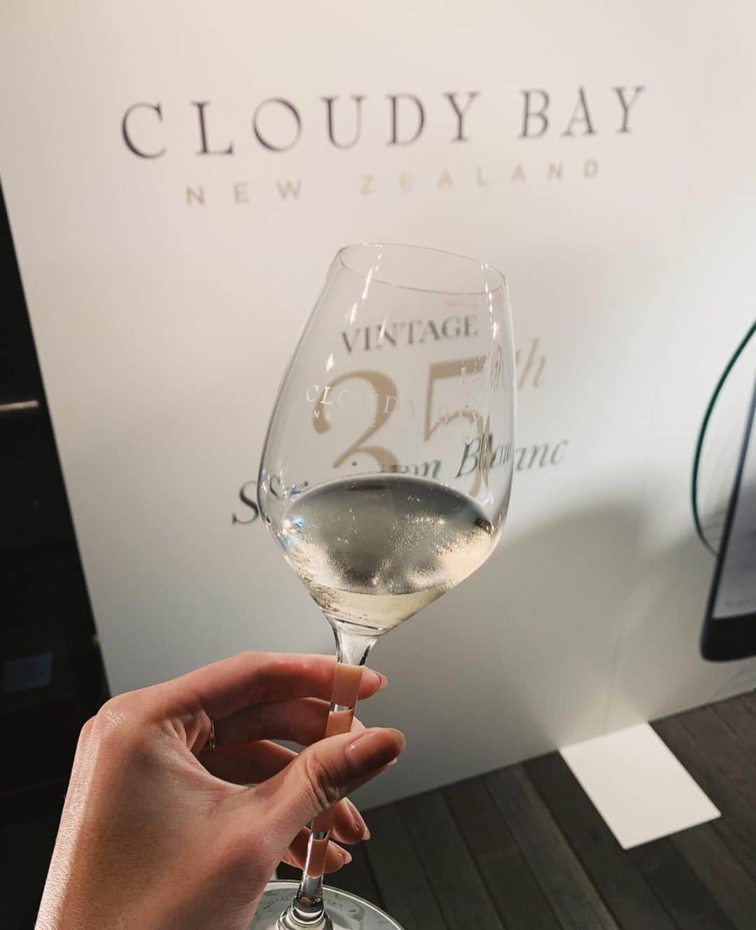 舞川あいくさんのインスタグラム写真 - (舞川あいくInstagram)「Cloudy Bay 35th Anniversary🥂✨ クラウディーベイ・ソーヴィニヨンブラン 35周年記念パーティーへ行ってきました。 . 生誕35周年を記念して発売された2019cloudybayの白ワインは、白桃のフルーティーな甘味と柑橘の爽やかな風味が長く続いてワイン初心者の私でも美味しく愉しめるワインでした😊🥂 . この白ワインを飲みながら 今年の8月に初めてニュージーランドに行ったことを思い出したよ。 自然が豊かで暖かい気候も気持ちよかった。小さな街も優しい人たちも素晴らしい景色も全部大好きだった！ この白ワインを飲んで もっとニュージーランドを好きになった😊🇳🇿❤️ . . #ニュージーランド #nz  @cloudybay #クラウディーベイ #ソーヴィニヨンブラン2019 #ワイン . 今日のパーティーに合わせてドレスは @zimmerman オーストラリアのブランド👗💋」10月26日 12時15分 - aiku_0817__