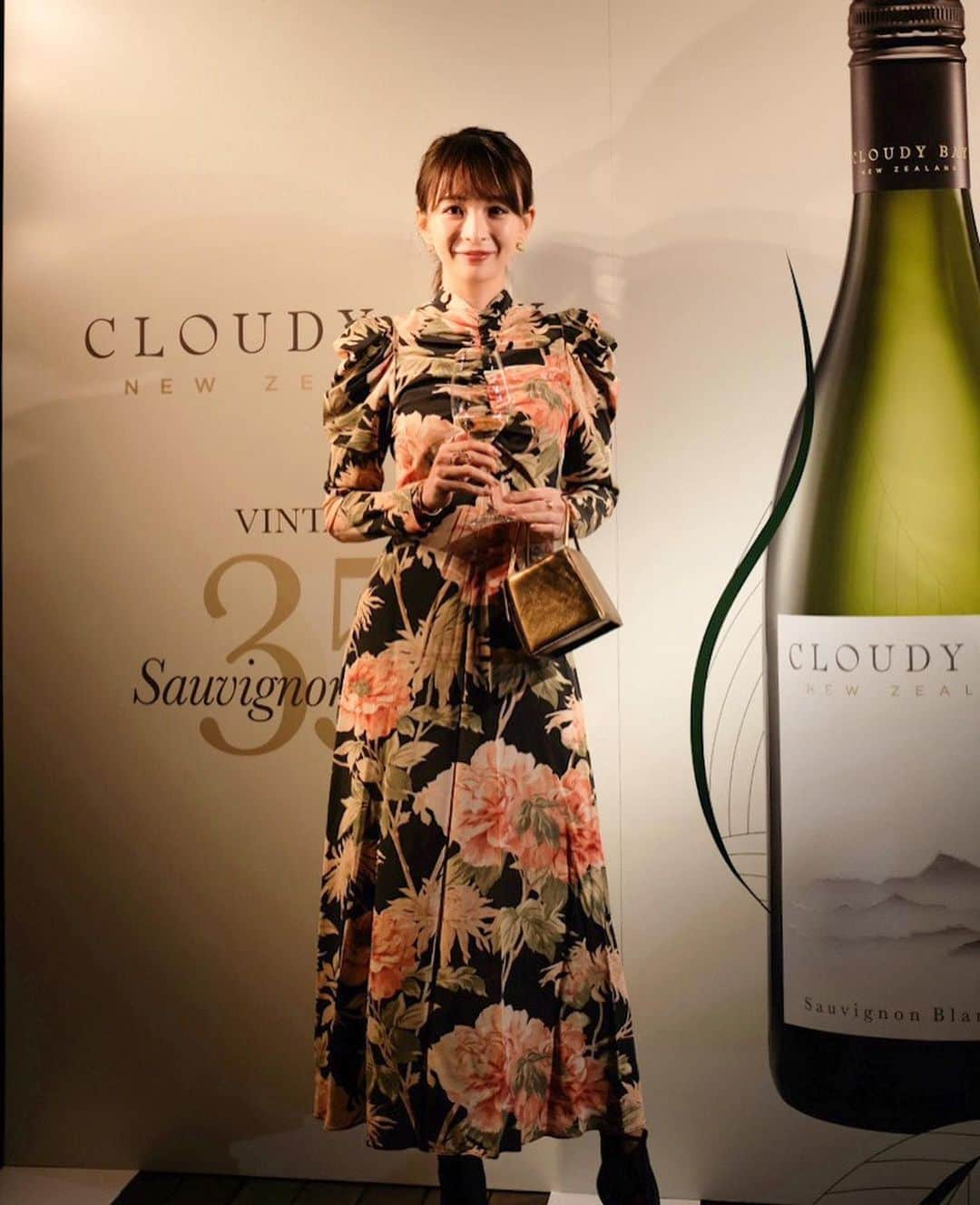 舞川あいくさんのインスタグラム写真 - (舞川あいくInstagram)「Cloudy Bay 35th Anniversary🥂✨ クラウディーベイ・ソーヴィニヨンブラン 35周年記念パーティーへ行ってきました。 . 生誕35周年を記念して発売された2019cloudybayの白ワインは、白桃のフルーティーな甘味と柑橘の爽やかな風味が長く続いてワイン初心者の私でも美味しく愉しめるワインでした😊🥂 . この白ワインを飲みながら 今年の8月に初めてニュージーランドに行ったことを思い出したよ。 自然が豊かで暖かい気候も気持ちよかった。小さな街も優しい人たちも素晴らしい景色も全部大好きだった！ この白ワインを飲んで もっとニュージーランドを好きになった😊🇳🇿❤️ . . #ニュージーランド #nz  @cloudybay #クラウディーベイ #ソーヴィニヨンブラン2019 #ワイン . 今日のパーティーに合わせてドレスは @zimmerman オーストラリアのブランド👗💋」10月26日 12時15分 - aiku_0817__