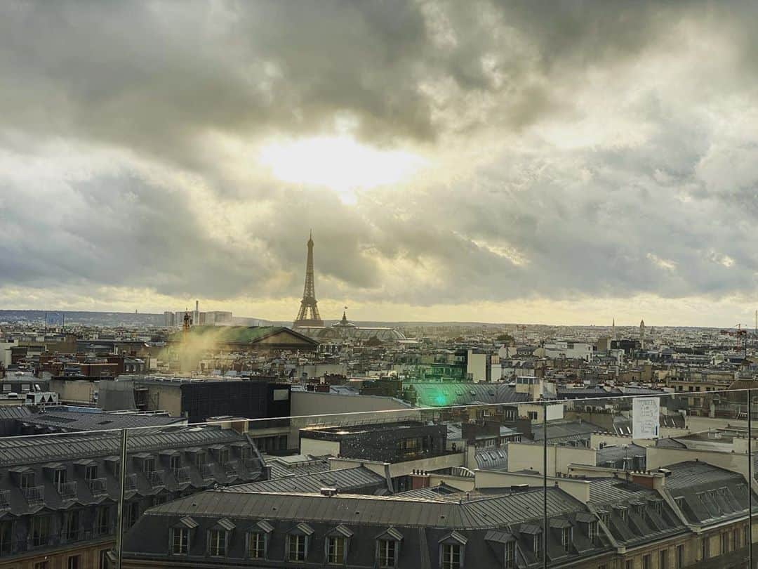 比嘉愛未さんのインスタグラム写真 - (比嘉愛未Instagram)「はじめましてのParis🇫🇷 まったく異なる文化・人・景色・食。。 たくさんたくさん刺激を受け、吸収してます✨ #Paris」10月26日 12時15分 - higa_manami