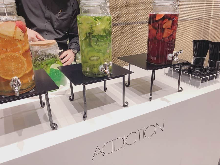 あいりさんのインスタグラム写真 - (あいりInstagram)「昨日東京での仕事が終わった後に ADDICTION 2020 Spring Collectionに行ってきました💄 ・ アイシャドウやリップなどカラフルなカラーで、一見使うのが難しそうだなと思ったのですが、リップはほんのり色づく感じなので手持ちのリップに重ねることで、自分の好きなニュアンスに変えられるし、アイシャドウもポイントで使ったり、実際に手に取ってみたら、とっても可愛いかった❤️ ・ お土産もいただいて、素敵な時間になりました✨ 3枚目はさあやちゃんのキレイな手をパシリ👋💓 ・ #アディクション #addiction #ss新作 #コスメ #春の新作 #cosmetics  #collection」10月26日 12時22分 - airi_happy