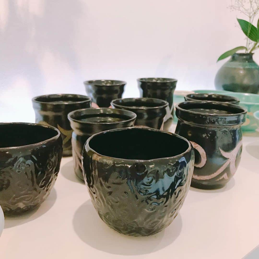 三好ジェームスのインスタグラム：「@kojimakazutaka さんの個展！  個性豊かな作品が並んでいます！  以前に今日感モーニングで糸島の工房を取材させてもらったきっかけで知り合った児島さん！  明日まで福岡市中央区今泉にあるギャルリドアッシュで個展が開かれています。  #kojimakazutaka#個展#陶芸#焼物#今泉#今泉ギャラリー#福岡市ギャラリー」