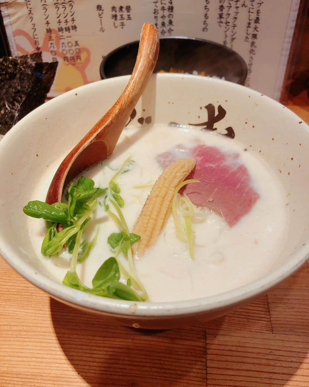 休日課長さんのインスタグラム写真 - (休日課長Instagram)「昼はラーメン。牛骨スープ。優しくて美味しかった…あったまった…乳製品は使ってないらしい。」10月26日 12時40分 - kyujitsu_kacho