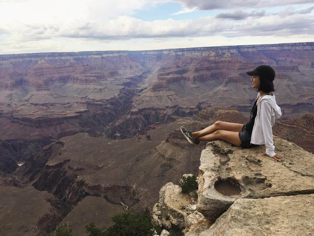 納富有沙のインスタグラム：「. Nice view❤️ An incredible man is in a fourth pic😱😳lol It started raining suddenly when I was in Grand Canyon.☔ I could take photos of the rain in last two photos! . . . グランドキャニオンの写真めちゃめちゃあるよ😂💞 4枚目は断崖絶壁でヨガのポーズ😱ありえない～😳😱もうすんごいびっくりしました😂💦笑 最後の2枚は途中で雨が降ってきた時に撮れたもの。霧みたいな靄みたいな白い縦線見えるかな？？ すぐそばで雨が降っているのが見えて、あっという間に私がいた場所にも雨が来ました！😳☔ . . . #lasvegas #lasvegastrip #grandcanyon #view #scenery #superbview #amazing  #japan #usa #actress  #ラスベガス #ラスベガス旅行 #グランドキャニオン #グランドキャニオン国立公園 #絶景 #景色」